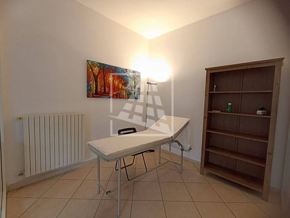 ufficio in vendita a Reggio nell'Emilia in zona Carrozzone