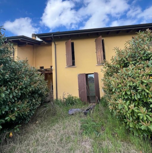 casa indipendente in vendita a Reggio nell'Emilia in zona Tribunale