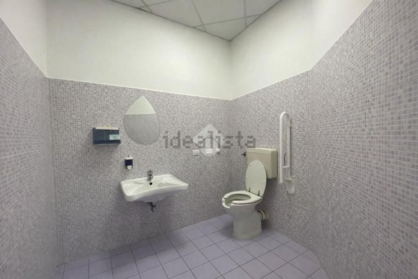 negozio in vendita a Reggio nell'Emilia in zona San Prospero Strinati