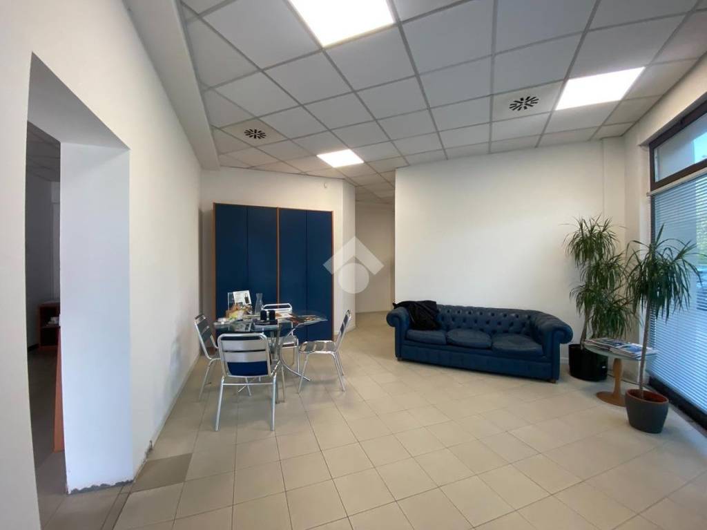 negozio in vendita a Reggio nell'Emilia in zona San Prospero Strinati