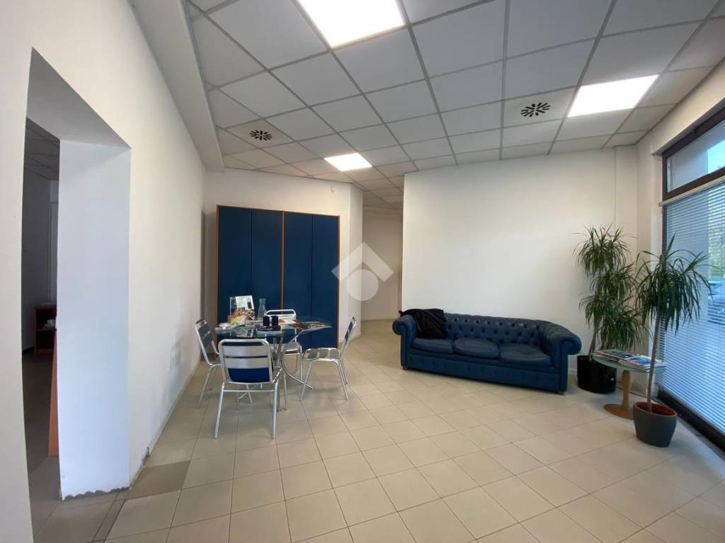 negozio in vendita a Reggio nell'Emilia in zona San Prospero Strinati