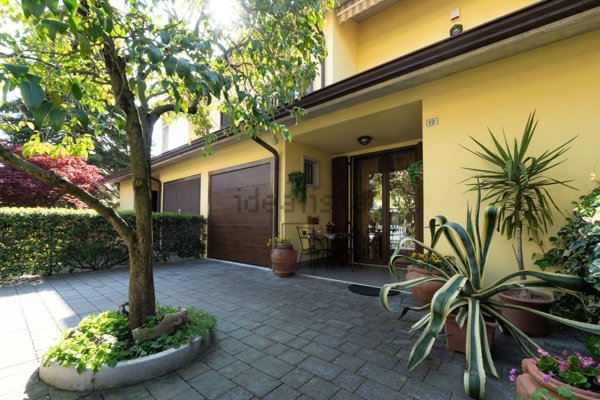 casa indipendente in vendita a Reggio nell'Emilia in zona Coviolo