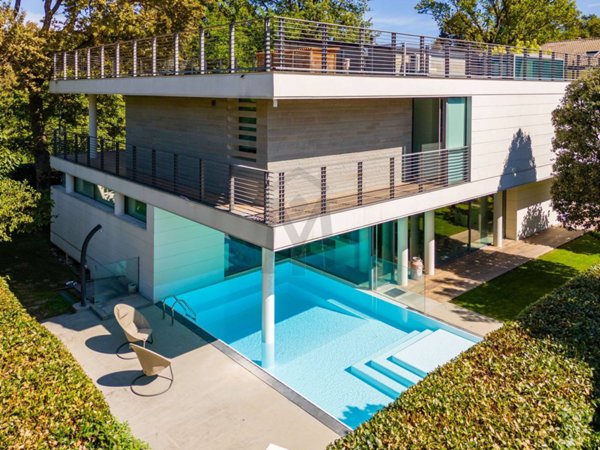 casa indipendente in vendita a Reggio nell'Emilia in zona Città Storica