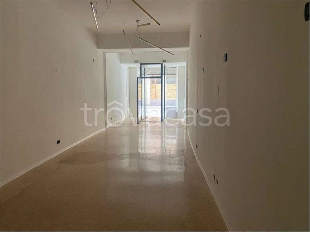 negozio in vendita a Reggio nell'Emilia in zona Città Storica