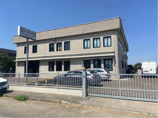 locale commerciale in vendita a Reggio nell'Emilia in zona Cella