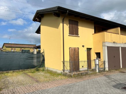 casa indipendente in vendita a Reggio nell'Emilia in zona Tribunale