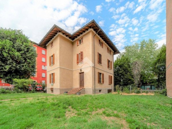 casa indipendente in vendita a Reggio nell'Emilia in zona Città Storica