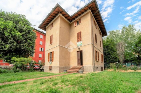 casa indipendente in vendita a Reggio nell'Emilia in zona Città Storica