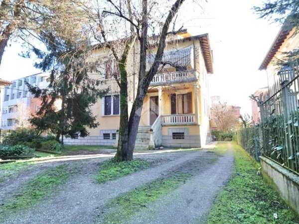 casa indipendente in vendita a Reggio nell'Emilia in zona Città Storica