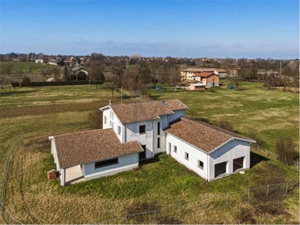 casa indipendente in vendita a Reggio nell'Emilia in zona Rivalta