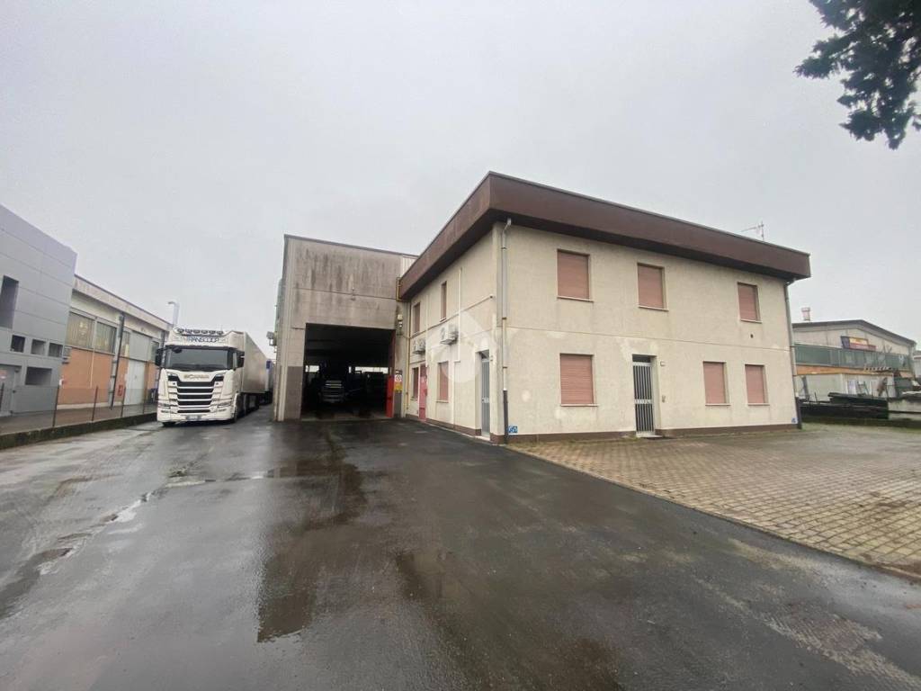 locale commerciale in vendita a Reggio nell'Emilia in zona Mancasale