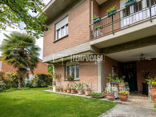 casa indipendente in vendita a Reggio nell'Emilia in zona Città Storica