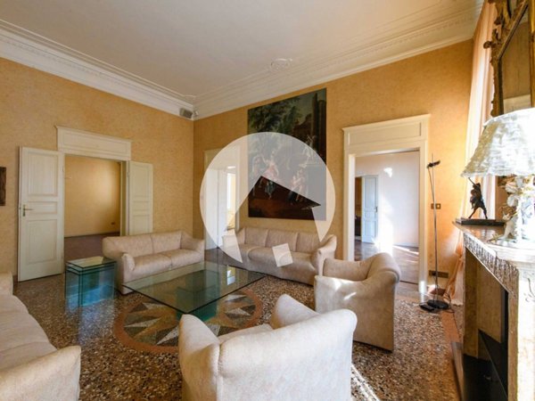 appartamento in vendita a Reggio nell'Emilia in zona Città Storica