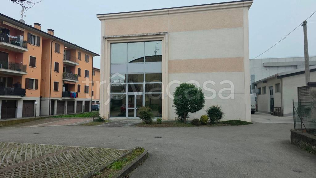 locale commerciale in vendita a Reggio nell'Emilia in zona Cadè / Gaida