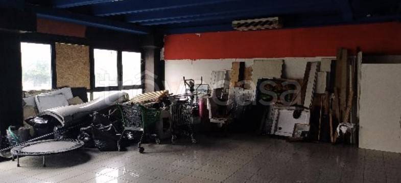 locale commerciale in vendita a Reggio nell'Emilia in zona Santa Croce