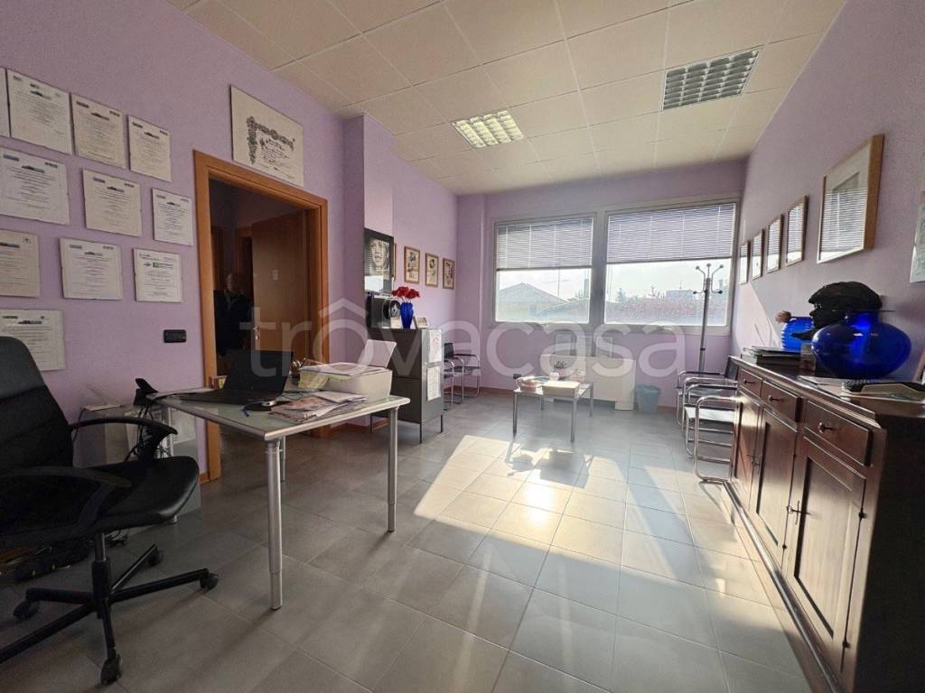 ufficio in vendita a Reggio nell'Emilia in zona Ospizio