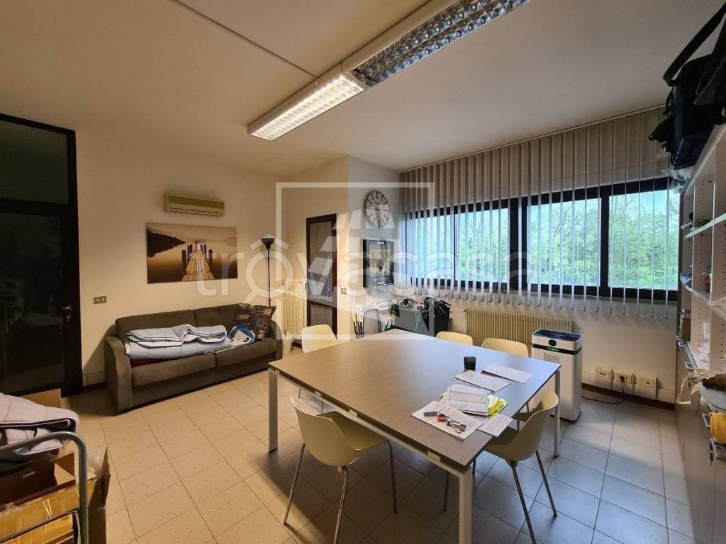 negozio in vendita a Reggio nell'Emilia in zona Mancasale