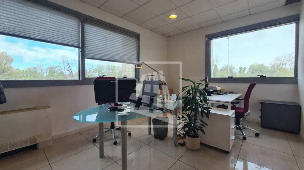 ufficio in vendita a Reggio nell'Emilia in zona Tribunale