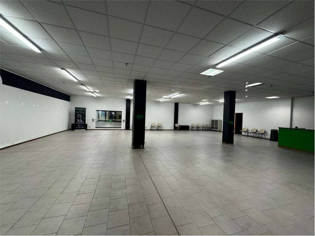 negozio in vendita a Reggio nell'Emilia in zona Carrozzone