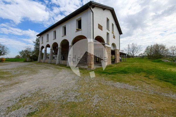casale in vendita a Reggio nell'Emilia in zona Coviolo