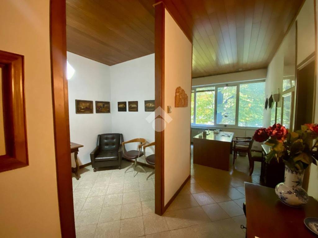 ufficio in vendita a Reggio nell'Emilia in zona Buco del Signore