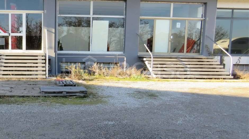 locale commerciale in vendita a Reggio nell'Emilia in zona Mancasale