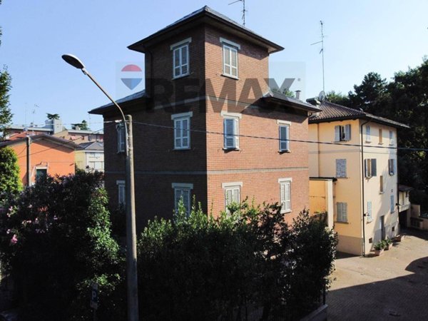 casa indipendente in vendita a Reggio nell'Emilia in zona Città Storica