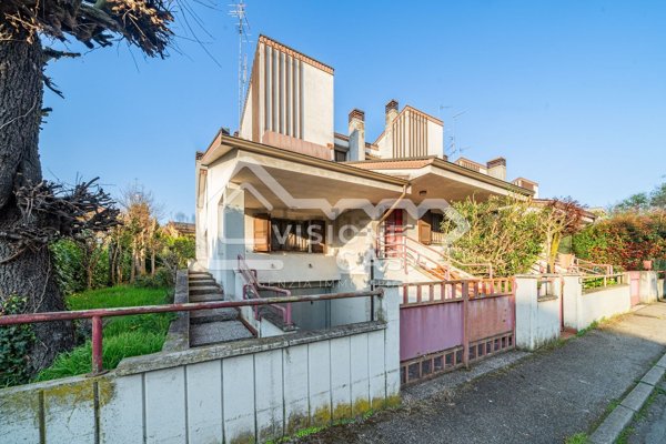 casa indipendente a Reggio nell'Emilia in zona San Pellegrino / Villa Canali