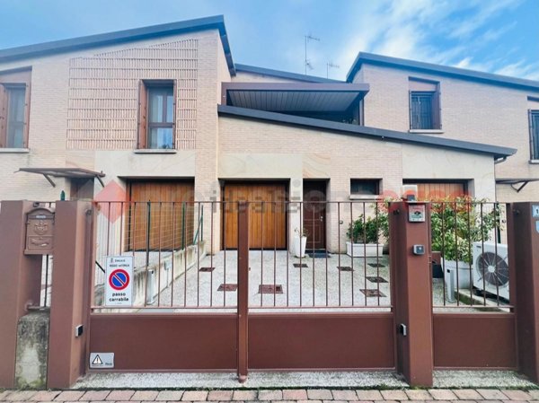 casa indipendente a Reggio nell'Emilia in zona San Pellegrino / Villa Canali