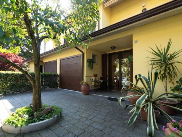 casa indipendente a Reggio nell'Emilia in zona Compagnoni / Migliolungo