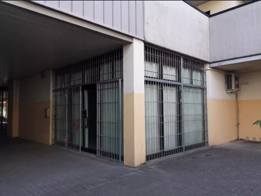 negozio in vendita a Reggio nell'Emilia in zona Carrozzone