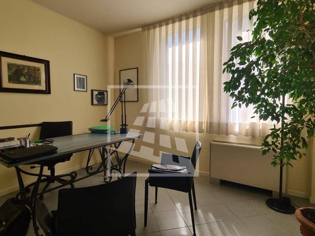 ufficio in vendita a Reggio nell'Emilia in zona Tribunale