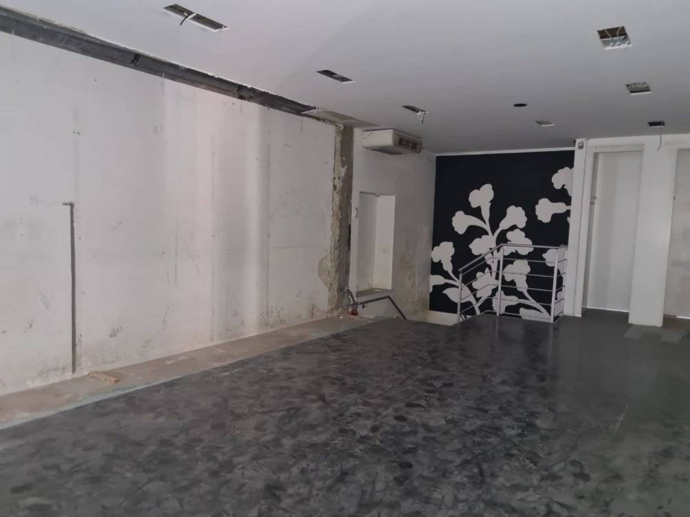 locale commerciale in vendita a Reggio nell'Emilia in zona Città Storica