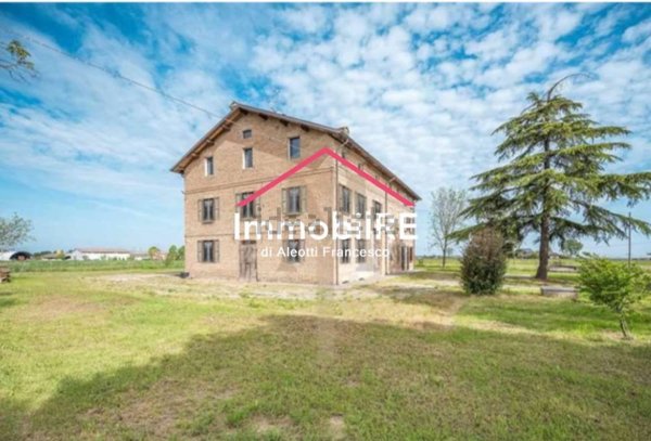 casale in vendita a Reggio nell'Emilia in zona Rivalta
