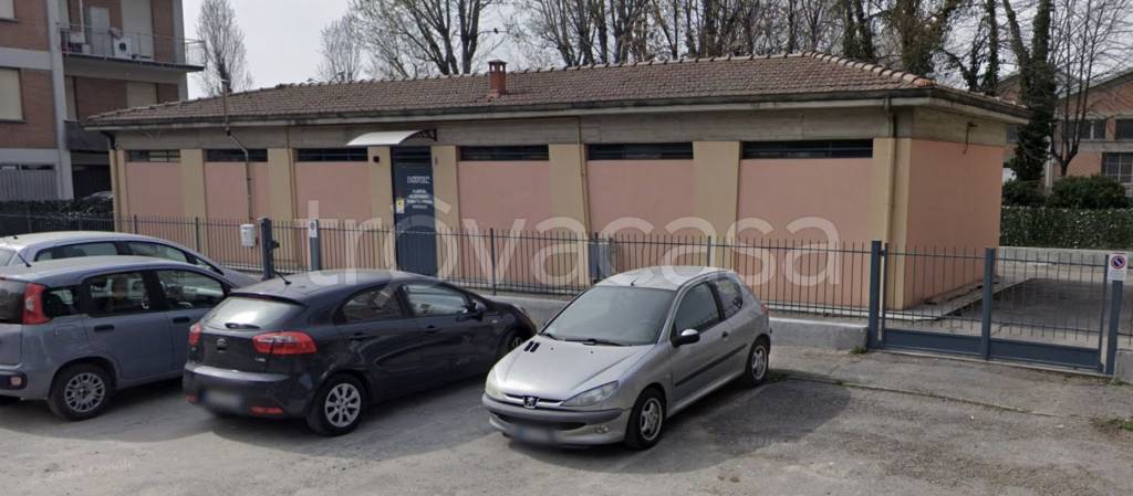 locale commerciale in vendita a Reggio nell'Emilia in zona Carrozzone