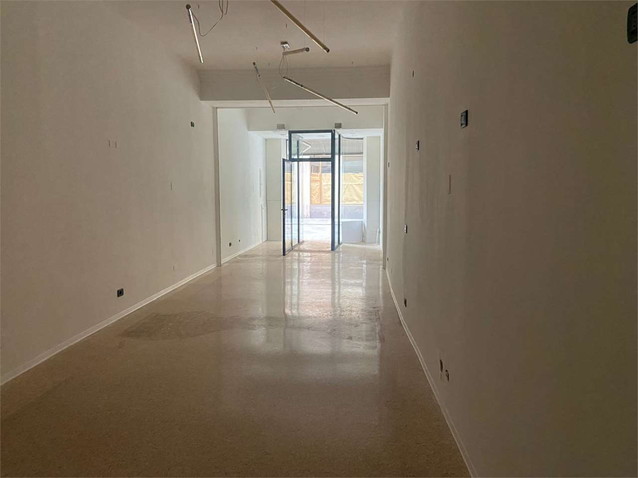 negozio in vendita a Reggio nell'Emilia in zona Città Storica