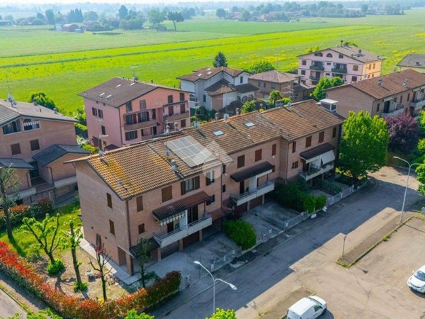 casa indipendente in vendita a Reggio nell'Emilia