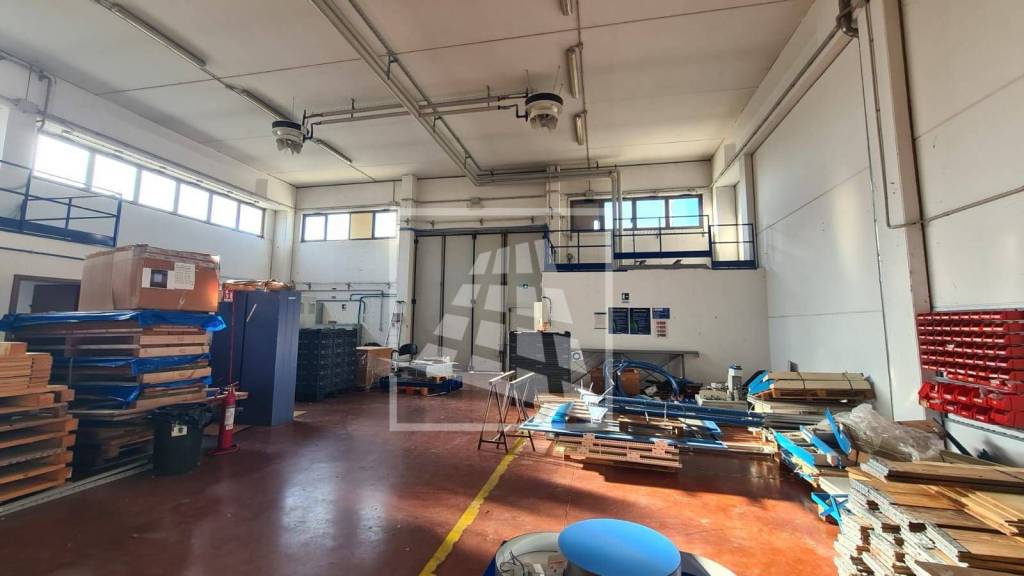 locale commerciale in vendita a Reggio nell'Emilia in zona Ospizio