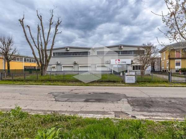 locale commerciale in vendita a Reggio nell'Emilia in zona Mancasale