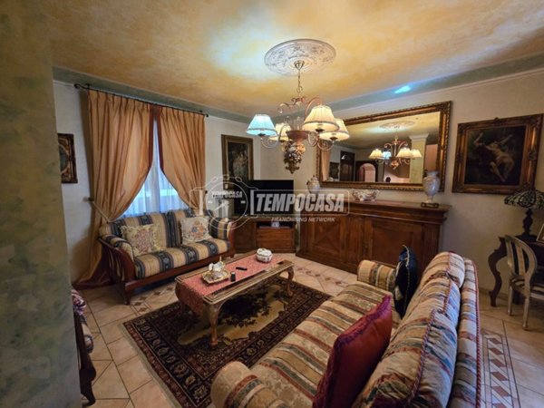 casa indipendente in vendita a Reggio nell'Emilia in zona Cavazzoli