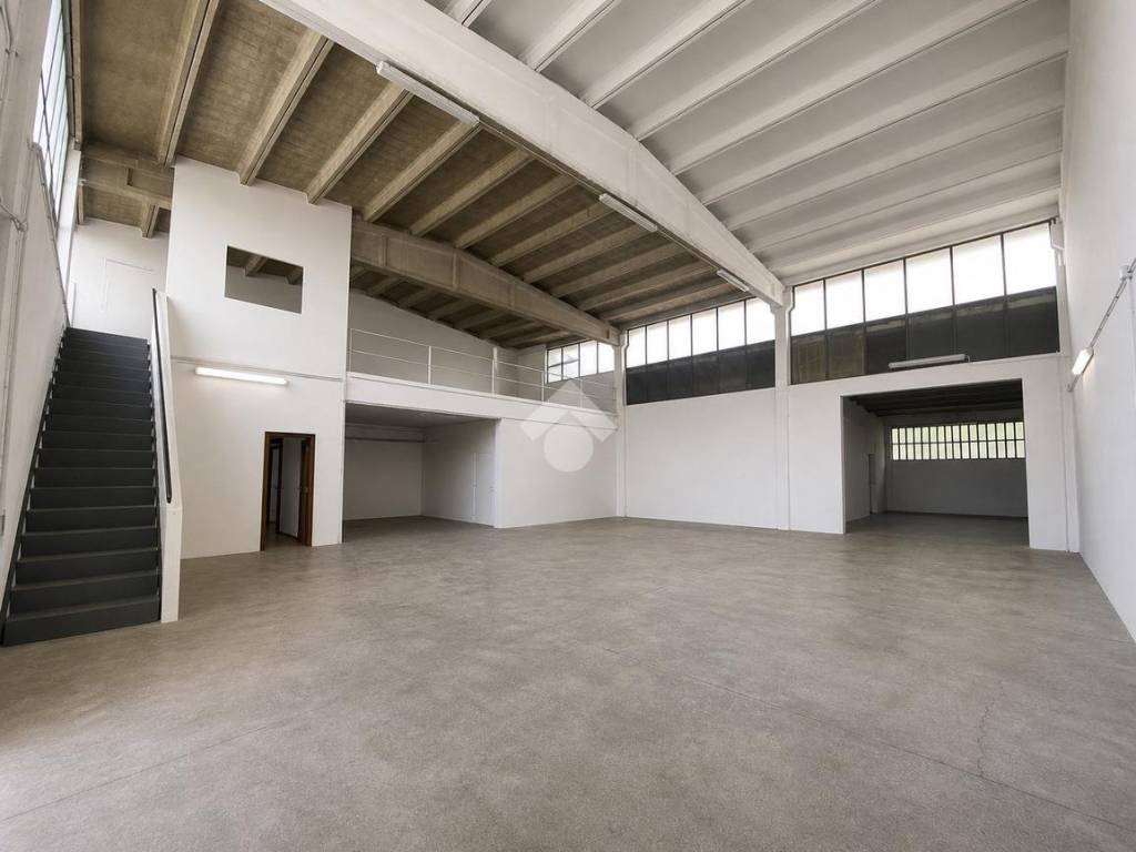 locale commerciale in vendita a Reggio nell'Emilia in zona Mancasale