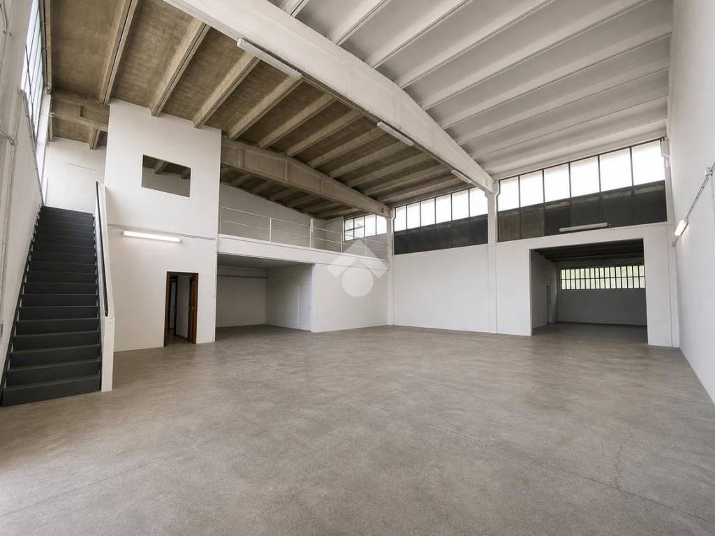 locale commerciale in vendita a Reggio nell'Emilia in zona Mancasale