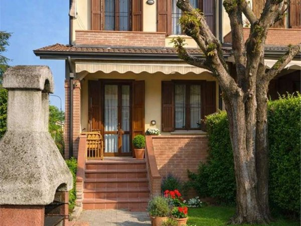 casa indipendente in vendita a Reggio nell'Emilia in zona Orologio