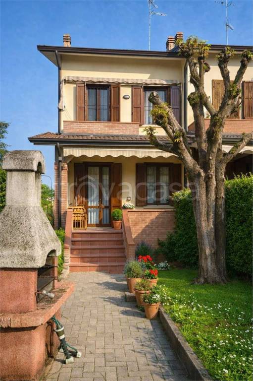 casa indipendente in vendita a Reggio nell'Emilia in zona Orologio
