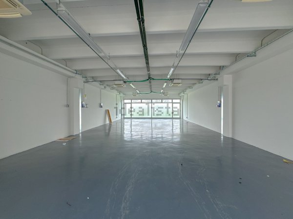 locale commerciale in vendita a Reggio nell'Emilia