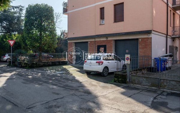 locale commerciale in vendita a Reggio nell'Emilia in zona Santa Croce