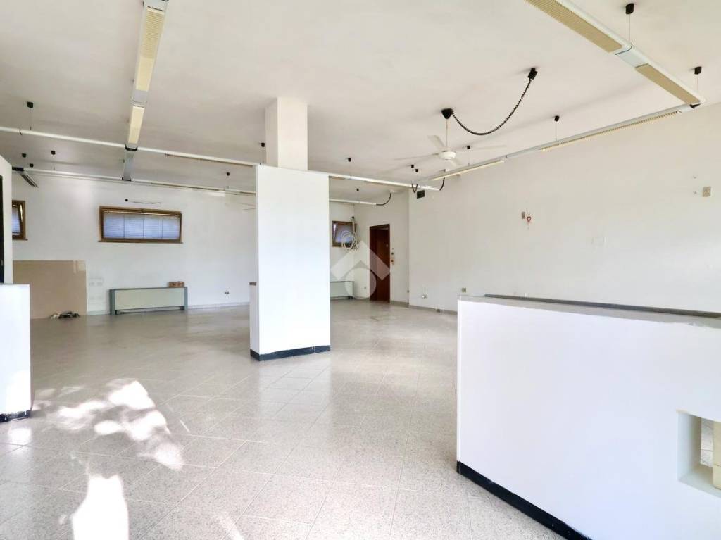 negozio in vendita a Reggio nell'Emilia in zona Santa Croce