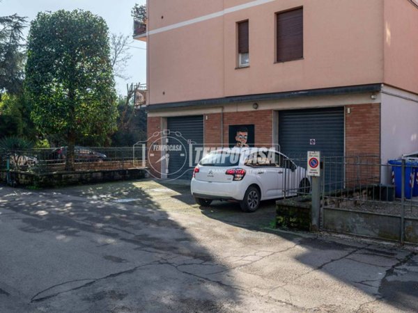 negozio in vendita a Reggio nell'Emilia in zona Santa Croce