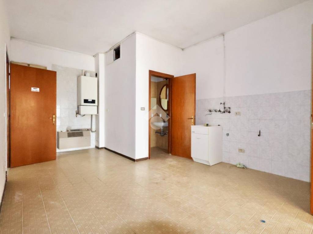 negozio in vendita a Reggio nell'Emilia in zona Santa Croce