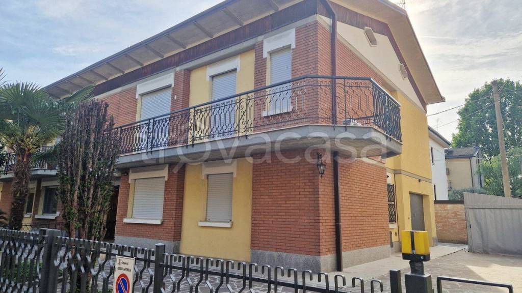 casa indipendente in affitto a Reggio nell'Emilia in zona Carrozzone